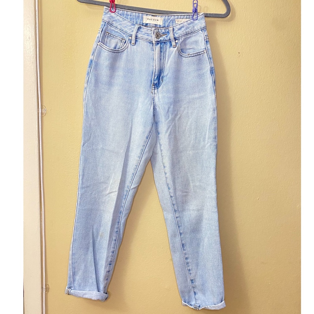 Pacsun Mom Jean sz 22 
high rise mom jean 
small dirt spot can easily be cleaned